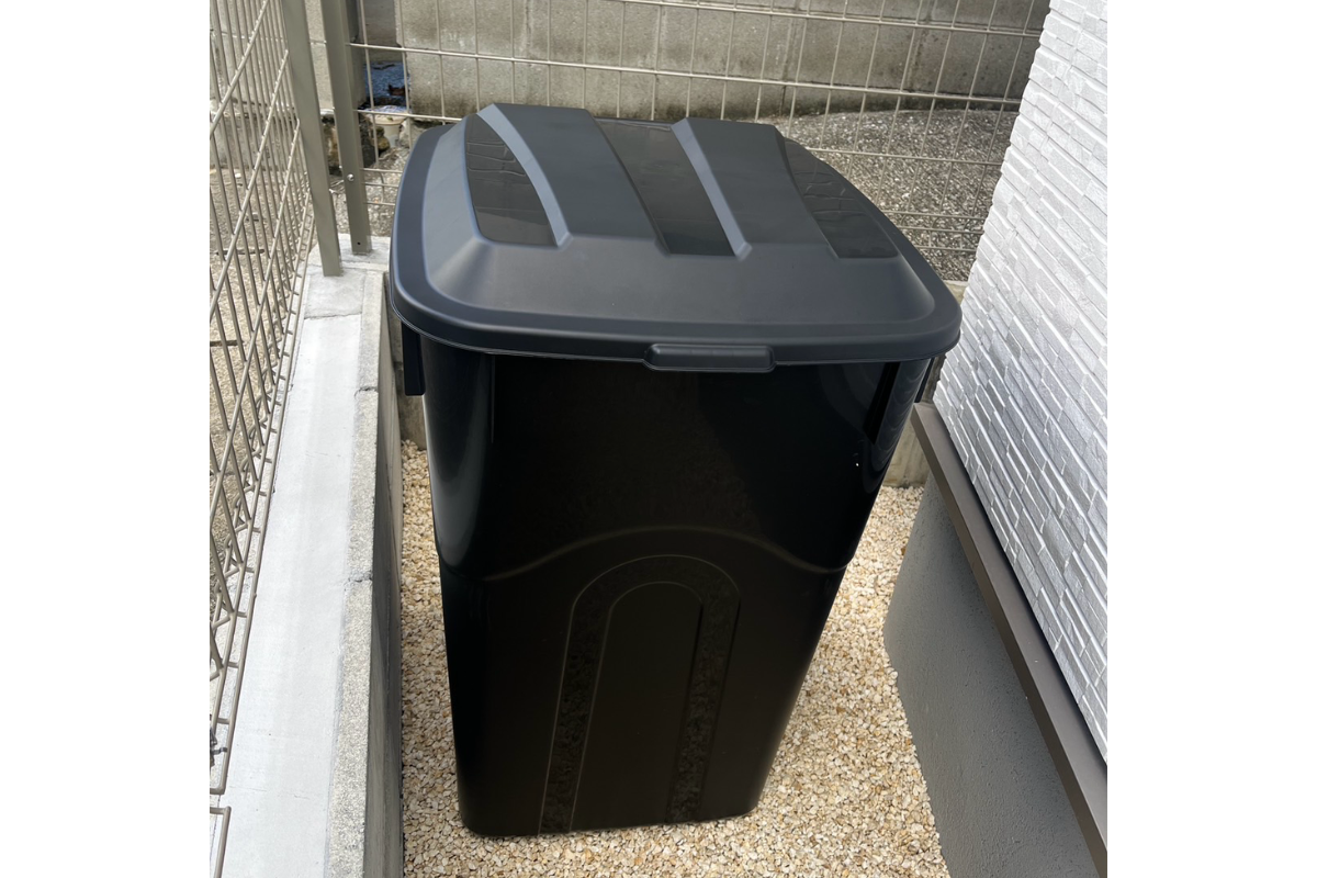Outdoor trash cans